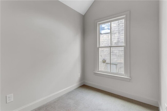 Building Photo - 528 Bismark Rd NE