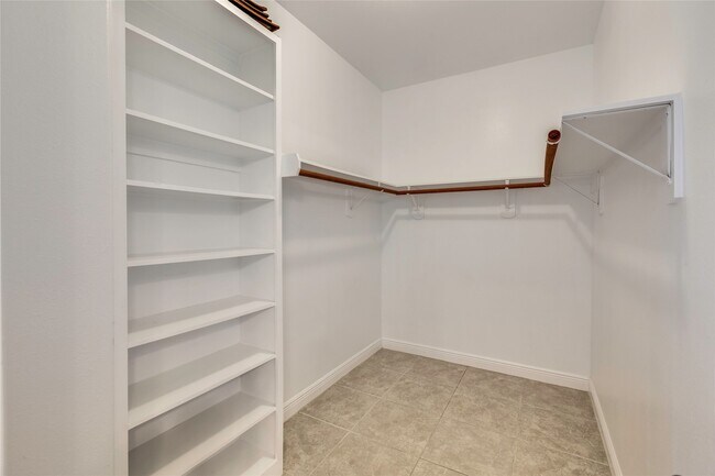 Building Photo - 12870 Kingsbridge Ln
