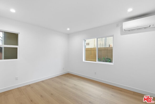 Building Photo - 3431 Edgehill Dr