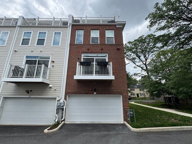 Building Photo - Luxurious 4 Bed 3.5 Bath End-Unit Brick To...