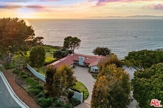 Building Photo - 1115 Palos Verdes Dr W