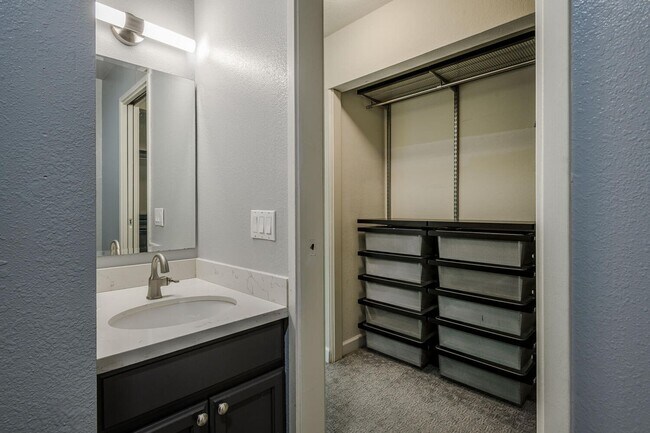 Building Photo - EPIC REA:End-Unit & Top 2 Floor (Penthouse...