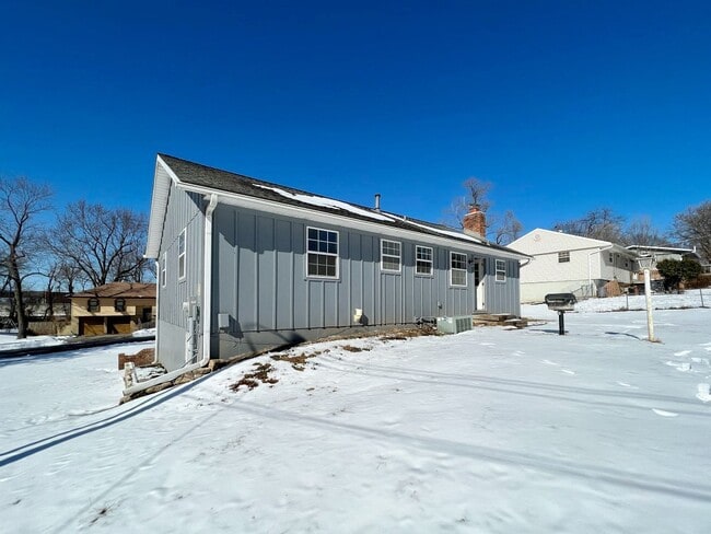 Building Photo - SEE IT NOW: Beautiful 3BR Home with Finished Basement, 2-Car Garage & Spacious Backyard in Lenexa!