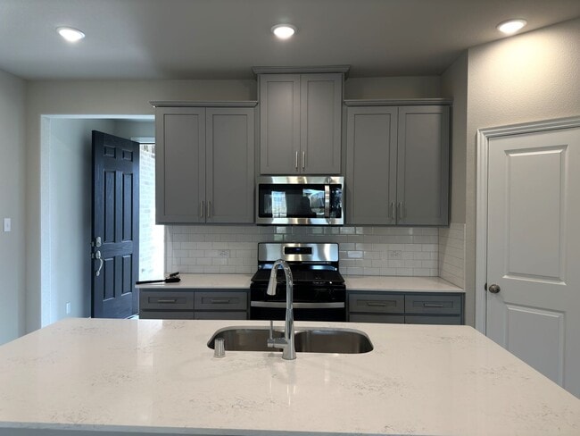 Building Photo - LAGOON Community, like new house.