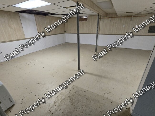 Building Photo - Three Bedroom Ranch
