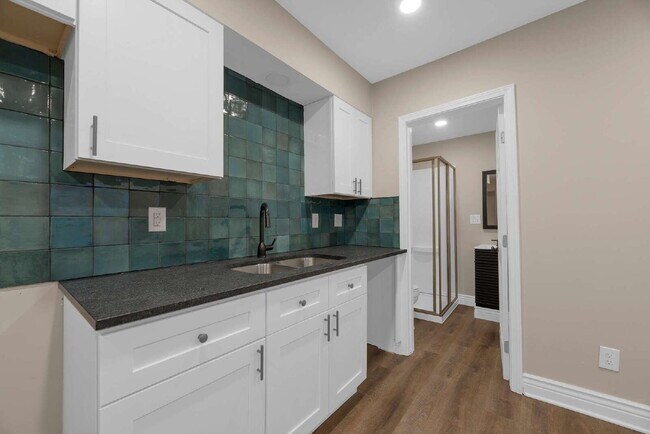 Building Photo - "Beautiful 3-Bedroom, 2-Full Bath Duplex Featuring Hardwood Floors and a Fenced Yard!"