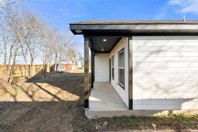 Building Photo - 501 E Plum St
