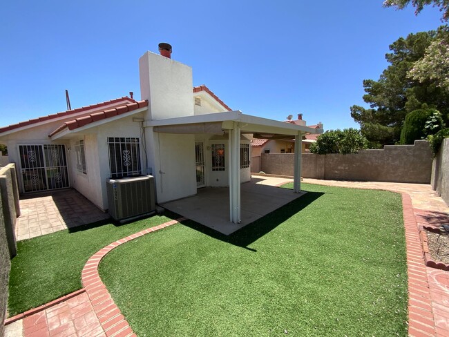 Building Photo - 3 Bedroom Single Story Home Available Near...