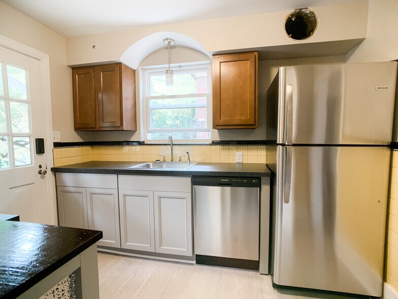 Kitchen #2 - 6260 Rogers Park Plz