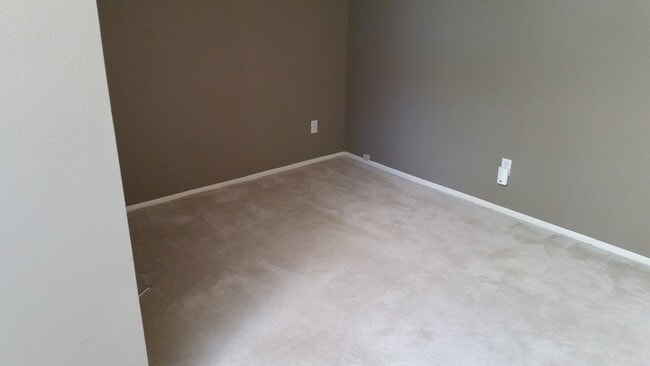 Building Photo - 2BED/2.5BATH