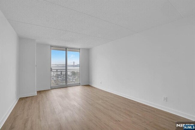 Building Photo - 1055 River 809