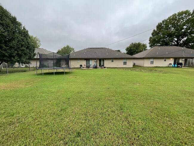 Building Photo - Spacious Duplex