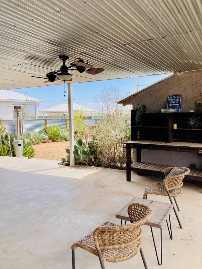 Building Photo - 104 E Waco St