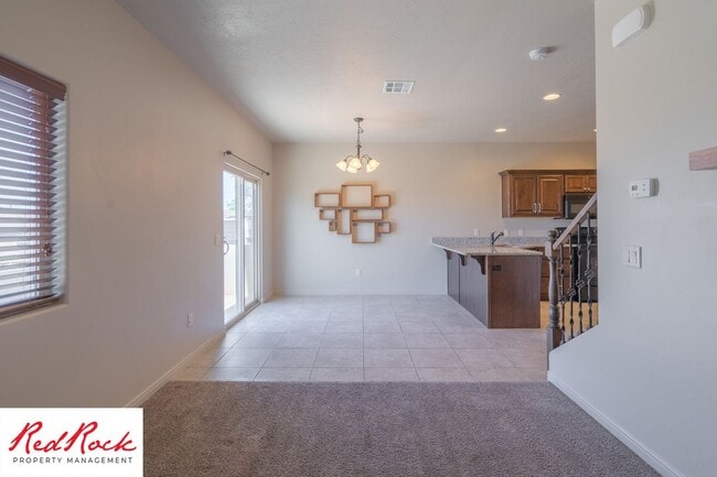 Building Photo - Lovely townhome with Community Pool!