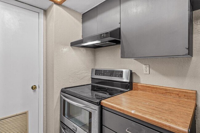 Building Photo - 2600 Penny Ln