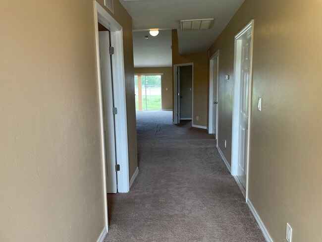 Building Photo - Nice 2 Bed plus a Den!, 2 Bath with a 1 Car Garage.