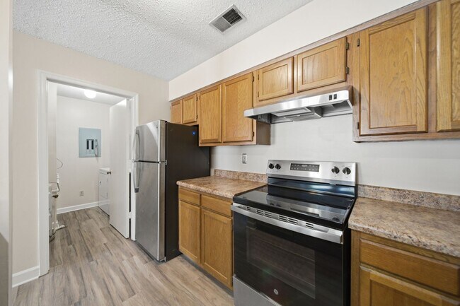 Building Photo - 2 Bedroom Condo in Deerwood Knoll