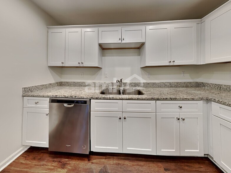 Building Photo - 408 Fairlawn Dr