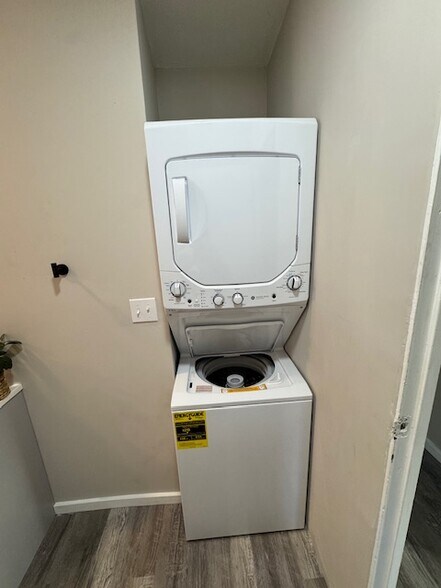 Building Photo - 2725 Danz Ave