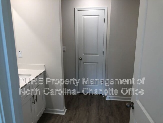 Building Photo - 5517 Carrington Ct