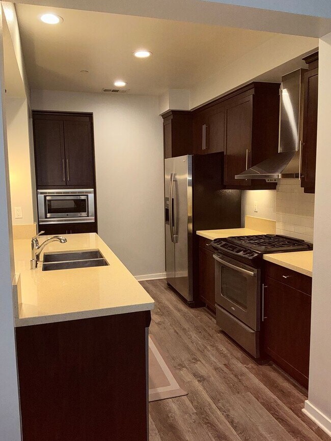 Building Photo - 3 Bedroom 3 Bath Townhouse Style Condo at Depot Walk in Orange