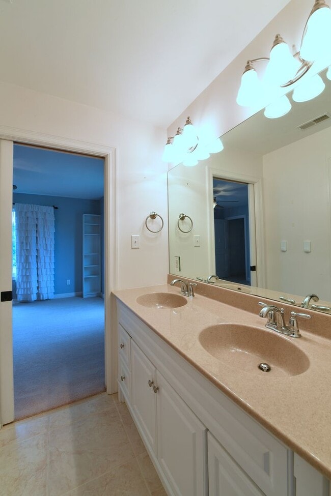 Building Photo - Kirkwood 5 bedroom / 3 full bathroom home
