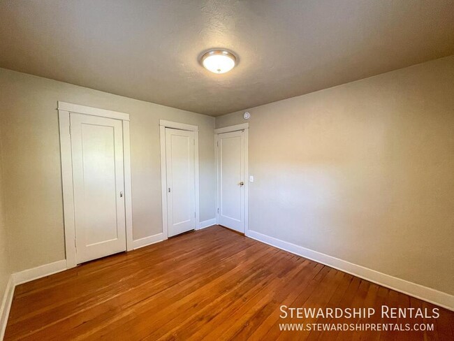 Building Photo - 5 Bd Close to Campus!