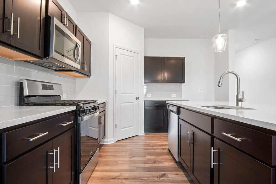 Building Photo - Room in House on Starmoss Ln