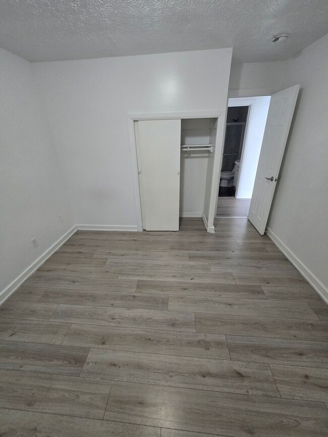 Building Photo - 2 BEDROOM SINGLE FAMILY
