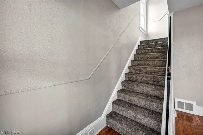 Building Photo - 5614 Drake Ave