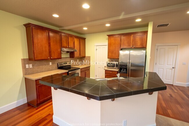Building Photo - Beautiful Three Bedroom Home in Bethany - Available Now!
