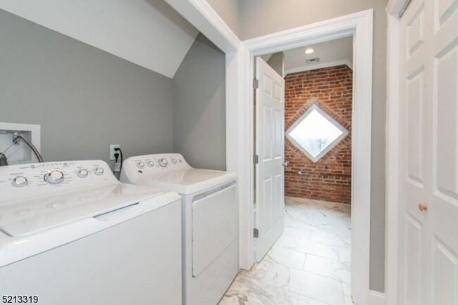 Building Photo - 124 Main St