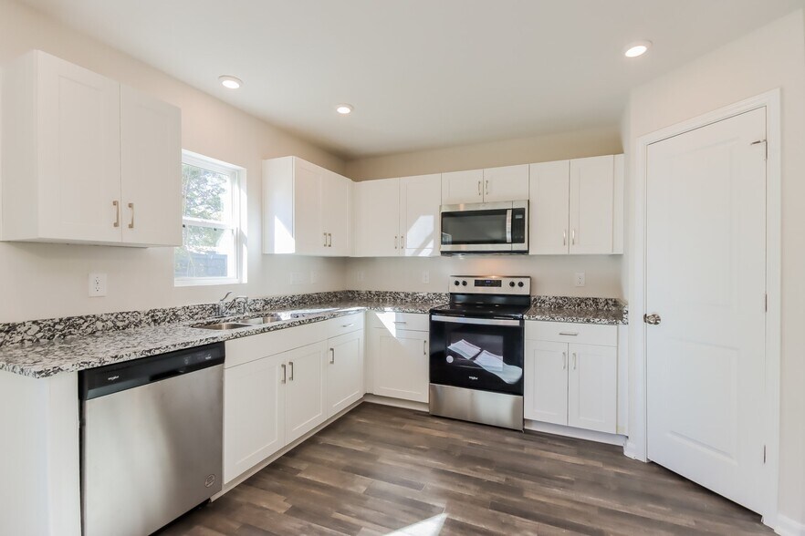 Building Photo - 303 Big Oak