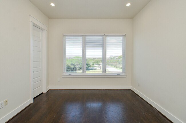 Building Photo - 2103 Engelmohr St