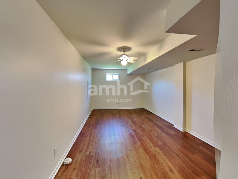 Building Photo - 2211 Siesta Dr