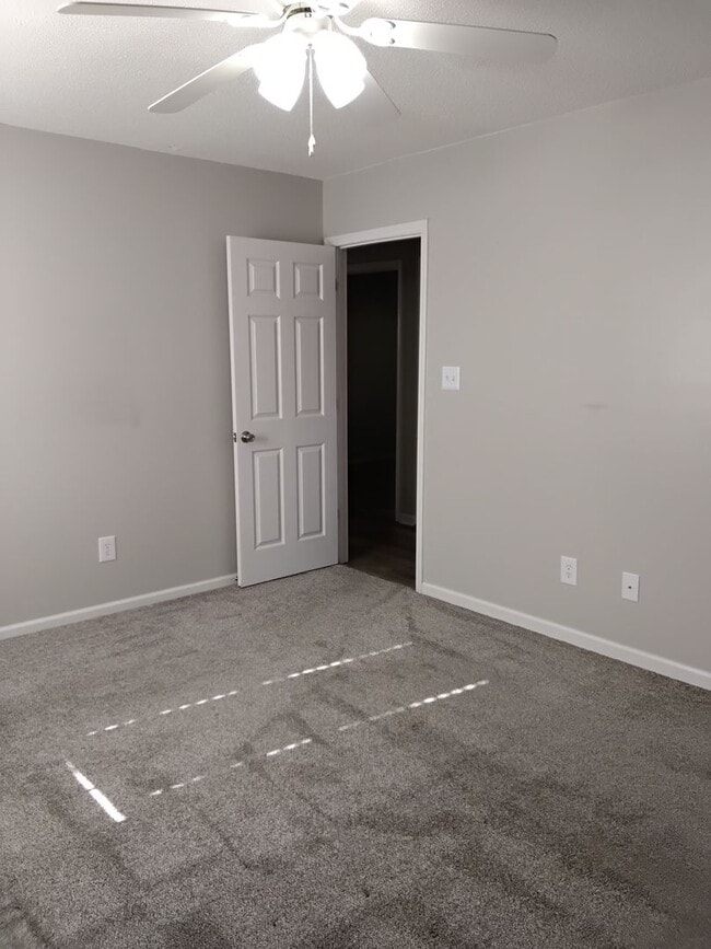 Building Photo - 422 Holly St