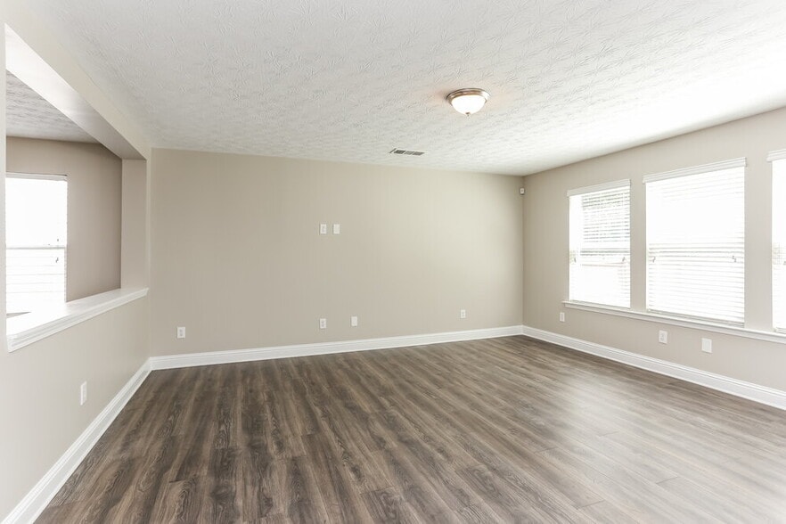 Building Photo - 2210 Valley Creek Dr