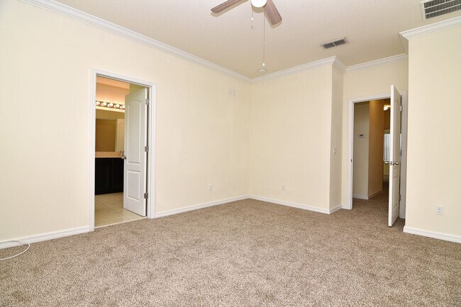 Building Photo - Lovely Town Home Available