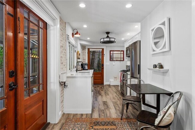 Building Photo - 663 Yorkshire Rd NE