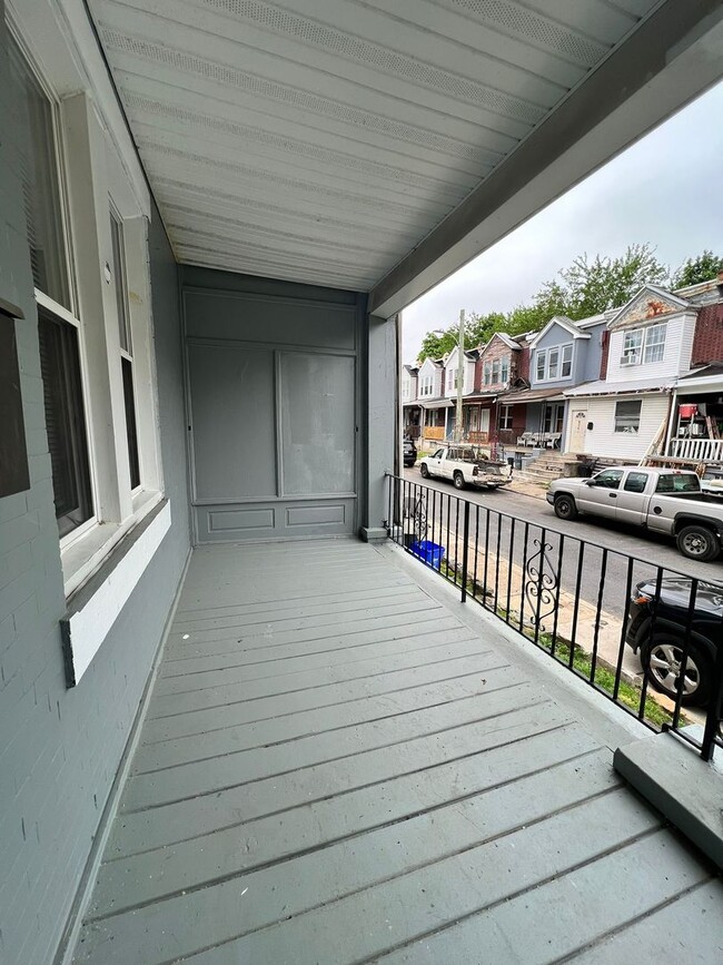 Building Photo - Remodeled Large 3bd/1 House with Rear yard!! Section 8 Welcome!!