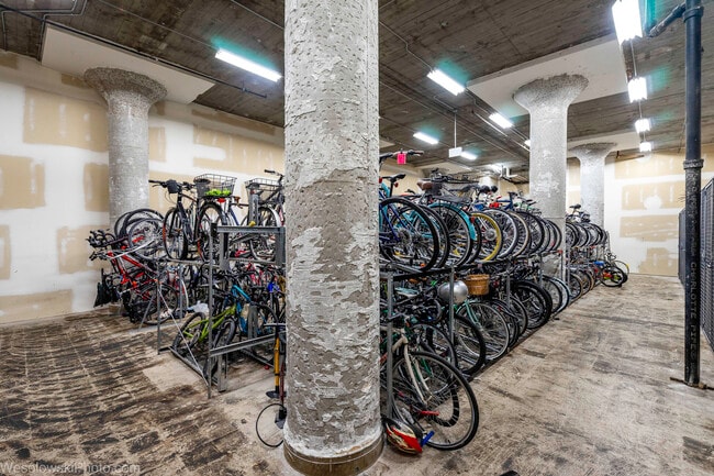 Building Photo - 758 N Larrabee St