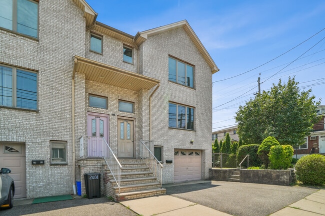 Building Photo - 2402 Hammett Ave
