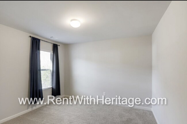 Building Photo - Custom DR Horton Home in Popular Overlook at Camp Creek/ Attention to Detail / Fantastic Location