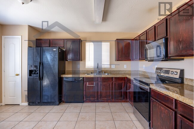 Building Photo - 4Bed/2.5 Bath Home in Maricopa! $1499 MOVE...