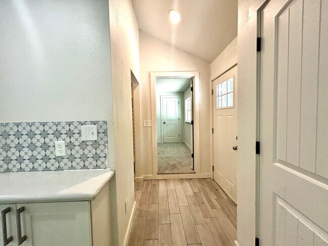 Building Photo - Updated 3 Bed / 2 Bath home with Single Car Garage in Farmington