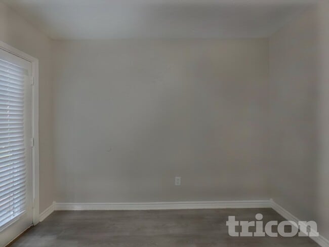 Building Photo - 729 Forest Ln Dr