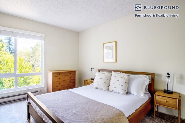 Building Photo - 1824 Oak Creek Dr