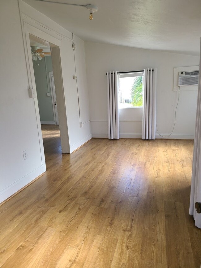 Building Photo - 1 bedroom Historic Cottage half Block from Canal