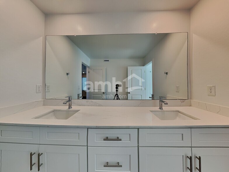 Building Photo - 20177 W Thomas Rd