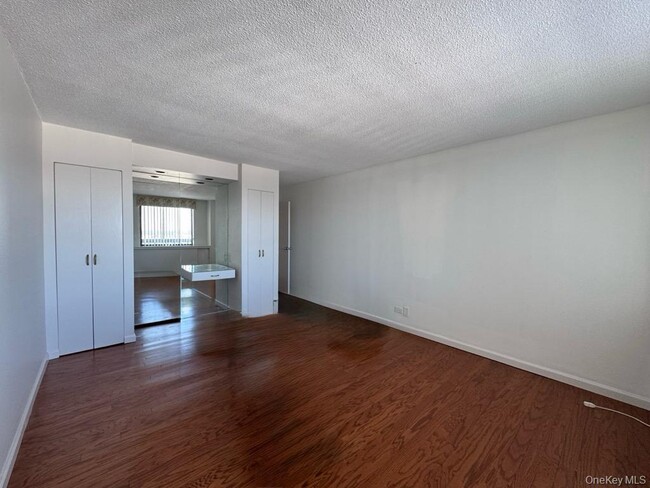 Building Photo - 2 Bay Club Dr